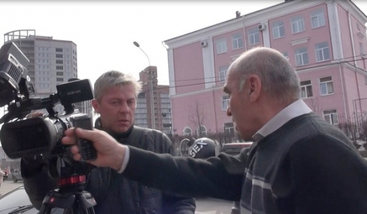 В Перми член «группы поддержки» подсудимого набросился на журналистов (ВИДЕО)