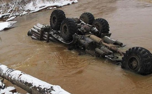 «КрАЗ» упал с разрушенного моста через Лытву