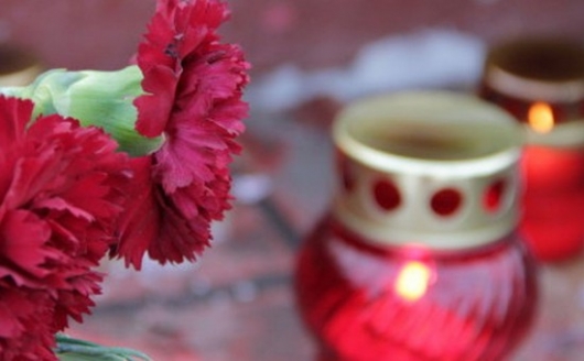 Жители Перми несут цветы в парк у оперного в знак солидарности с Францией