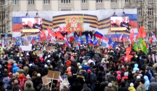 На Октябрьской площади Перми проходит митинг в поддержку Крыма (ФОТОРЕПОРТАЖ)