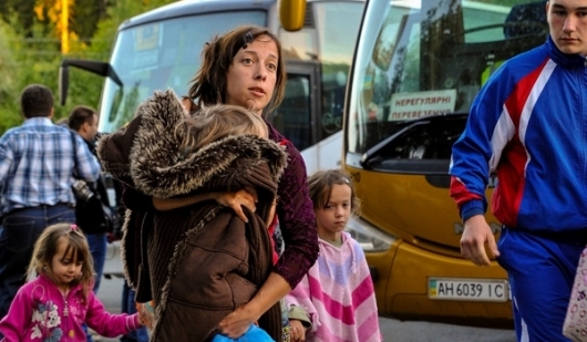 Они бежали, спасая детей от обстрелов (ФОТО)