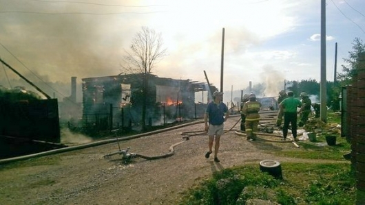 Пожар в Пермском районе без жилья оставил 54 человека. Погорельцам уже оказывают помощь (ВИДЕО)
